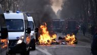 Protesters start a fire to block a street during the 19th week of Yellow vest demonstrations in Paris, France on March 23, 2019. Julien Mattia - Anadolu