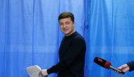 Ukrainian comic actor and presidential candidate Volodymyr Zelenskiy holds his ballot at a polling station during a presidential election in Kiev, Ukraine March 31, 2019. REUTERS/Valentyn Ogirenko