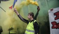 A protester holds up the French flag during a rally in the French capital Paris, on the 24th consecutive Saturday of demonstrations called by the 'Yellow Vest' (gilets jaunes) anti-government movement and the Trade Unions on April 27, 2019.   AFP / Lucas 