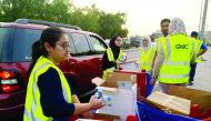 Volunteers from the 7asanat Olympics distributing Iftar boxes among commuters. The volunteers are also visiting hospitals and cleaning up Qatar’s beaches during the month of Ramadan.   