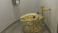 (FILES) In this file photo taken on September 15, 2016, a fully functioning solid gold toilet, made by Italian artist Maurizio Cattelan, is going into public use at the Guggenheim Museum in New York. AFP / William Edwards 