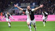 Juventus' Argentinian forward Gonzalo Higuain celebrates after scoring during the Italian Serie A football match Inter vs Juventus on October 6, 2019 at the San Siro stadium in Milan. / AFP / Alberto PIZZOLI