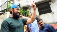Bollywood actor Aamir Khan shows his inked finger after casting his vote at a polling station during the state assembly election in Mumbai on October 21, 2019. / AFP / Sujit Jaiswal