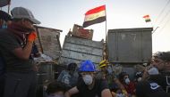 Iraqi protesters block al-Sinek bridge which leads to the Iranian embassy, during ongoing anti-government demonstrations in the capital Baghdad on November 1, 2019. / AFP / AHMAD AL-RUBAYE
 