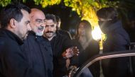 Journalist and writer Ahmet Altan (C) walks with Turkish police as his daughter Senem Altan (R) tries to say him goodbye as he is detained on November 12, 2019, at Kadikoy neighbourhood in Istanbul./ AFP / BULENT KILIC 