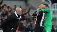 Newcastle United's Jonjo Shelvey celebrates scoring their second goal with Martin Dubravka and manager Steve Bruce.  Reuters/Lee Smith 