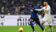 Inter Milan's Belgian forward Romelu Lukaku (C) outruns AS Roma's Italian defender Leonardo Spinazzola during the Italian Serie A football match Inter Milan vs AS Rome on December 6, 2019 at the San Siro stadium in Milan. / AFP / Miguel MEDINA
