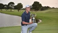 :Australian golfer Matt Jones holds the trophy after winning the Australian Open golf tournament at the Australian Golf Club in Sydney on December 8, 2019. / AFP / PETER PARKS /