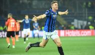 Atalanta's German defender Robin Gosens celebrates after scoring the team's third goal during the UEFA Champions League group C football match between FC Shakhtar Donetsk and Atalanta BC at the Metallist stadium in Kharkiv on December 11, 2019. / AFP / Se