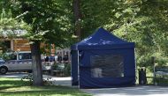 This photo taken on August 23, 2019 shows forensic experts of the police securing evidences at the site of a crime scene in a park of Berlin's Moabit district, where a man of Georgian origin was shot dead. Germany OUT / AFP / dpa / Paul Zinken