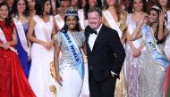 Newly crowned Miss World 2019 Miss Jamaica Toni-Ann Singh smiles as she poses with TV presenter Piers Morgan (R) during the Miss World Final 2019 at the Excel arena in east London on December 14, 2019. / AFP / DANIEL LEAL-OLIVAS