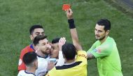 Mario Diaz de Vivar shows the red card to Lionel Messi and Chile's Gary Medel.  Brazil.  July 6, 2019/ AFP / EVARISTO SA
