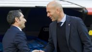 Barcelona's Spanish coach Ernesto Valverde (L) shakes hands with Real Madrid's French coach Zinedine Zidane. Madrid. December 23, 2017 / AFP / CURTO DE LA TORRE
