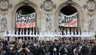Paris Opera dancers perform in front of the Palais Garnier against the French government's plan to overhaul the country's retirement system, in Paris, on December 24, 2019. AFP / ludovic Marin 
 
 