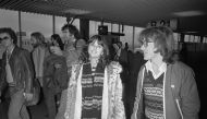 Linda Ronstadt with producer Peter Asher and her band, 1976. (Wikimedia Commons / Rob Bogaerts / Anefo) 