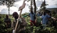 Health workers carry a coffin containing a victim of Ebola virus in Butembo.  May 16, 2019.  / AFP / JOHN WESSELS
