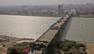 A view of the Jumhuriyah bridge which runs over the Tigris river in the Iraqi capital Baghdad between Tahrir Square and the high-security Green Zone (background) which hosts government offices and foreign embassies. / AFP / AHMAD AL-RUBAYE