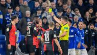 Referee Harm Osmers shows the yellow card to German defender Jordan Torunarigha of Hertha Berlin during the German Cup round of 16 football match on February 4, 2020.  AFP / Ina Fassbender
 