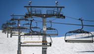  A man walks in a ski slope under a closed ski lift on Mars 15, 2020, after the Swiss government announced preventive measures against the spread of the COVID-19, (new coronavirus) in the Swiss resort of Les Crosets, next to the French border. / AFP / Fab