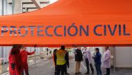 Civil Protection workers and health workers set up a triage tent for suspected coronavirus patients outside the Burgos Hospital (UBU) on March 20, 2020, in Burgos, in northern Spain. / AFP / CESAR MANSO