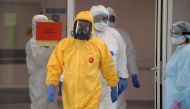 Russian President Vladimir Putin wearing protective gear visits a hospital where patients infected with the COVID-19 novel coronavirus are being treated in the settlement of Kommunarka in Moscow on March 24, 2020. / AFP / SPUTNIK / Alexey DRUZHININ