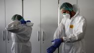 Nurses put on their Personal Protective Equipment (PPE) before starting to work on the preparation of the Intensive care unit in the new Covid-19 Hospital on March 29, 2020 in Verduno, near Alba, Northwestern Italy o AFP / MARCO BERTORELLO
