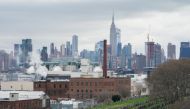 The Manhattan skyline rises over Calvary Cemetery in the Borough of Queens on March 31, 2020 in New York. A / AFP / Bryan R. Smith
