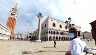 Gondoliere waits for tourists on May 30, 2020 in Venice, as the country eases its lockdown aimed at curbing the spread of the COVID-19 infection, caused by the novel coronavirus. / AFP / ANDREA PATTARO