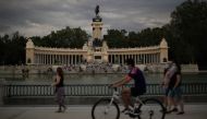 MADRID, SPAIN - MAY 25: Citizens take walk at the Retiro Park after the side-walk restaurants, cafes and bars were allowed to open after 9 weeks of severe lockdown on May 25, 2020 in Madrid, Spain.( Burak Akbulut - Anadolu Agency )
