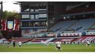 Players kneel during a minute of silence prior to the English Premier League football match between Aston Villa and Sheffield United at Villa Park in Birmingham, central England on June 17, 2020. / AFP / POOL / CARL RECINE /