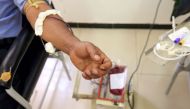 A man donates blood, on the occasion of World Blood Donor Dayon June 14, 2020. / AFP / Mohammed HUWAIS
