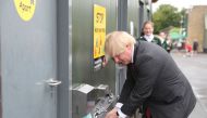 Britain's Prime Minister Boris Johnson washes his hands at a sink in the playground during a visit to Bovingdon Primary School in Bovingdon, Hemel Hempstead, Hertfordshire on June 19, 2020. AFP / POOL / Steve Parsons