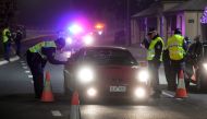 Police in the southern New South Wales (NSW) border city of Albury check cars crossing the state border from Victoria on July 7, 2020 as authorities close the border due to an outbreak of COVID-19 coronavirus in Victoria. / AFP / William WEST
