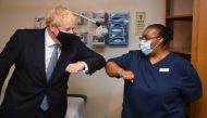 Britain's Prime Minister Boris Johnson bumps elbows with a staff member during his visit to the Tollgate Medical Centre in Becton, east London on July 24, 2020.. AFP / POOL / Jeremy Selwyn