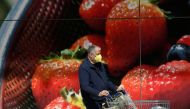 :A shopper wearing a protective face mask arrives to a supermarket, amid the spread of the coronavirus disease (COVID-19), in London, Britain, August 2, 2020. REUTERS/Toby Melville.