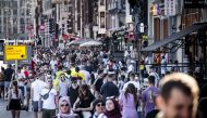 Tourists walk in the center of Amsterdam on August 21, 2020 as the Netherlands tighten up supervision of the measures to prevent further spread of the COVID-19 (novel coronavirus). Netherlands OUT
/ AFP / ANP / Ramon VAN FLYMEN
