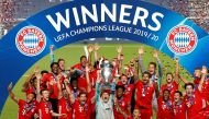 August 23, 2020 Bayern Munich's Manuel Neuer with teammates celebrate with the trophy after winning the Champions League, as play resumes behind closed doors following the outbreak of the coronavirus disease (COVID-19) REUTERS/Matthew Childs/Pool/File Pho