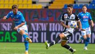 Parma's Uruguayan midfielder Gaston Brugman (R) deflects a shot by Napoli's Belgian forward Dries Mertens (L) during the Italian Serie A football match Parma vs Napoli on September 20, 2020 at the Ennio-Tardini stadium in Parma. / AFP / Alberto PIZZOLI