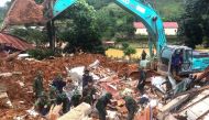 This picture taken on October 18, 2020 and released by the Vietnam News Agency on October 18, 2020 shows military personnel searching for missing soldiers at the site of a landslide in central Vietnam's Quang Tri province. / AFP / Vietnam News Agency / ST