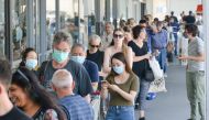 People queue at a supermarket after the South Australian state government announced a six-day lockdown because of the Covid-19 corona virus out break in Adelaide on November 18, 2020. / AFP / Brenton EDWARDS