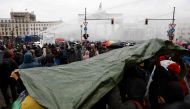 Police use a water cannon to disperse protesters demonstrating against measures imposed by the German government to limit the spread of the novel coronavirus, on November 18, 2020 close to the Brandenburg Gate in Berlin.  AFP / Odd ANDERSEN
