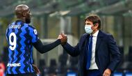 Inter Milan's Belgian forward Romelu Lukaku (L) and Inter Milan's Italian coach Antonio Conte tap hands at the end of the Italian Serie A football match Inter vs Torino on November 22, 2020 at the Giuseppe-Meazza (San Siro) stadium in Milan. / AFP / MIGUE
