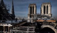 Workers work to remove the burnt scaffolding which hampered the safety of Notre-Dame from the roof of the cathedral damaged by the April 15, 2019 fire on November 24, 2020 in Paris. AFP / Martin BUREAU
