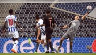 FC Porto's Argentine goalkeeper Agustin Marchesin (R) stops the ball during the UEFA Champions League group C football match between FC Porto and Manchester City at the Dragao stadium in Porto on December 1, 2020. / AFP / POOL / MIGUEL RIOPA
