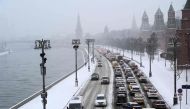 Cars are seen stuck in a traffic jam on an embankment of the Moskva river outside the Kremlin during a heavy snowfall in Moscow on December 25, 2020. / AFP / Kirill KUDRYAVTSEV