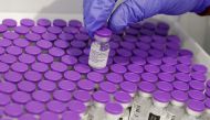 A healthcare worker prepares a dose of the Pfizer-BioNtech Covid-19 vaccine at a large vaccination centre open by the Tel Aviv-Yafo Municipality and Tel Aviv Sourasky Medical Center on December 31, 2020 in the Israeli coastal city./ AFP / JACK GUEZ
