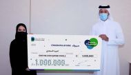 Khalid Al Subeai, Chief Executive Officer at Dukhan Bank, awarding the QR1m Thara’a grand prize to Ameera Al Saadi in Doha recently. 