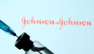  A vial and sryinge are seen in front of a displayed Johnson&Johnson logo in this illustration taken January 11, 2021. REUTERS/Dado Ruvic/Illustration/File Photo/File Photo