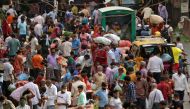 People shop at a crowded marketplace amidst the spread of the coronavirus disease (COVID-19) in Mumbai, India, April 5, 2021. REUTERS/Niharika Kulkarni