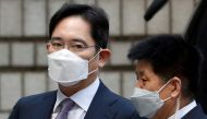 FILE PHOTO: Samsung Group heir Jay Y. Lee arrives for a court hearing to review a detention warrant request against him at the Seoul Central District Court in Seoul, South Korea, June 8, 2020. REUTERS/Kim Hong-Ji/File Photo
